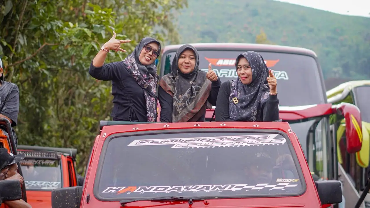 Wisatawan naik Jeep Adventure Kemuning
