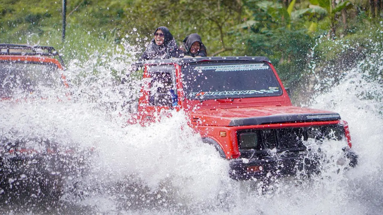 Jeep Adventure Kemuning menerjang aliran sungai bersama wisatawan