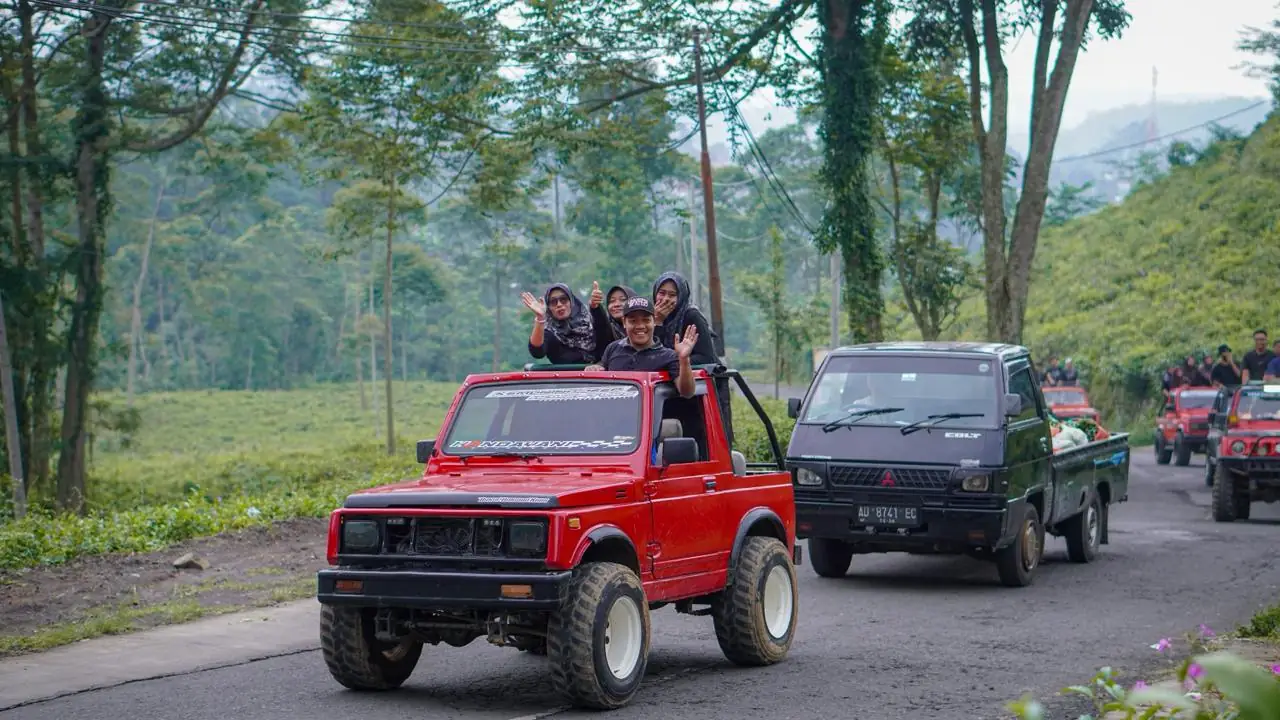 Konvoi Jeep Adventure melintasi perkebunan teh Kemuning