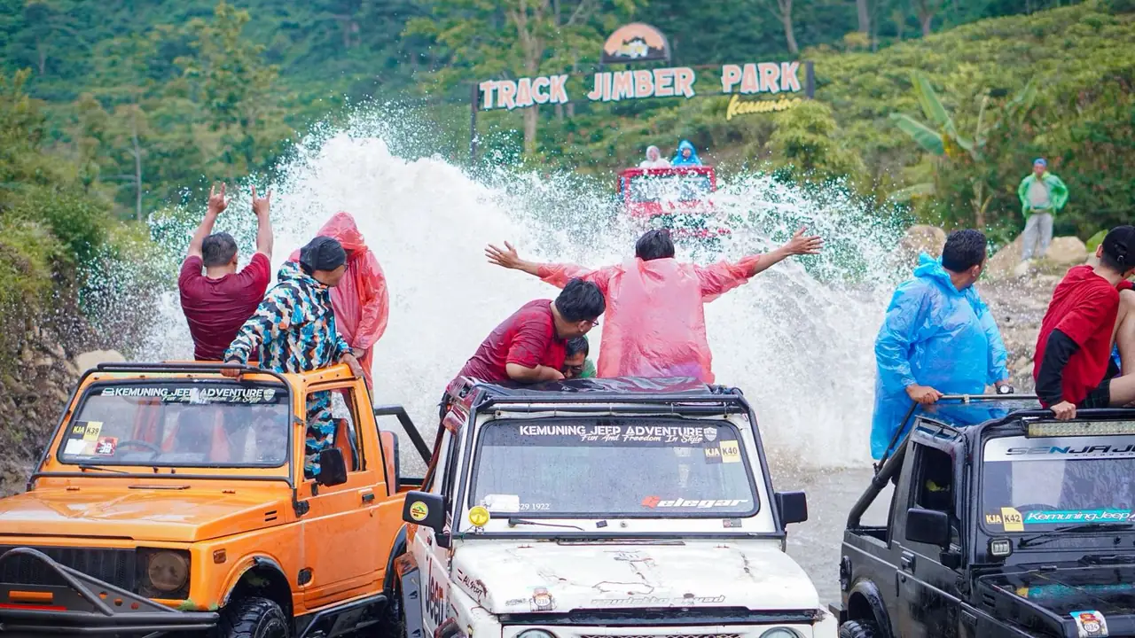 Jeep Adventure menerjang air di Track Jimber Park Kemuning