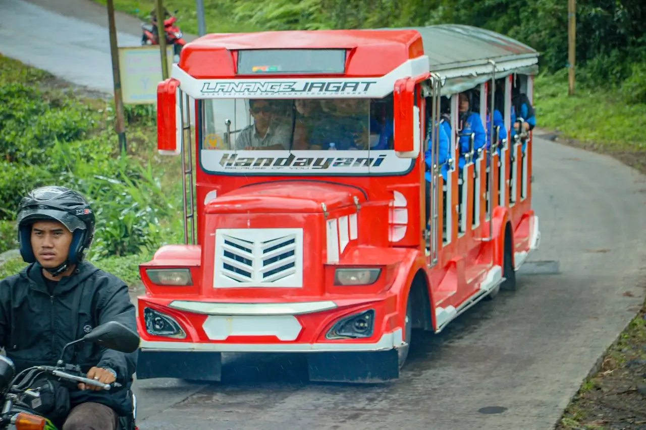 Kereta Wisata Handayani melintas jalur Kemuning
