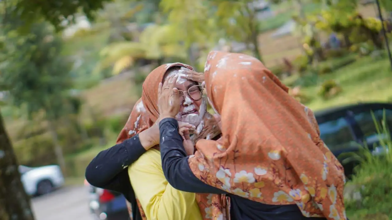 Sesi outbound lempar tepung penuh keseruan
