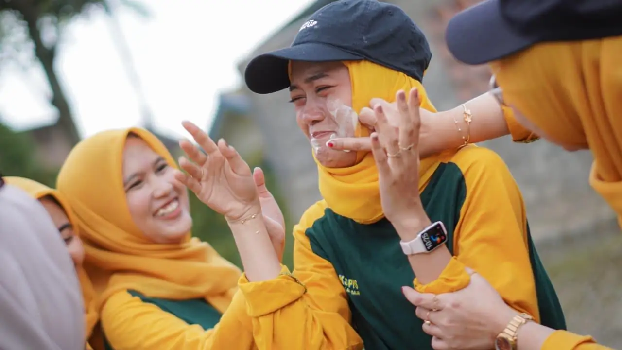 Peserta outbound team building tertawa bersama