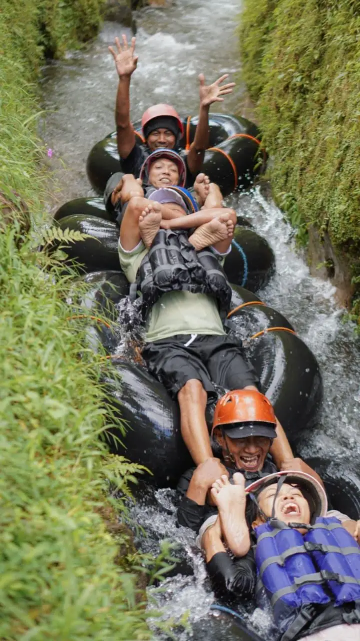 Rombongan River Tubing menyusuri sungai Kemuning