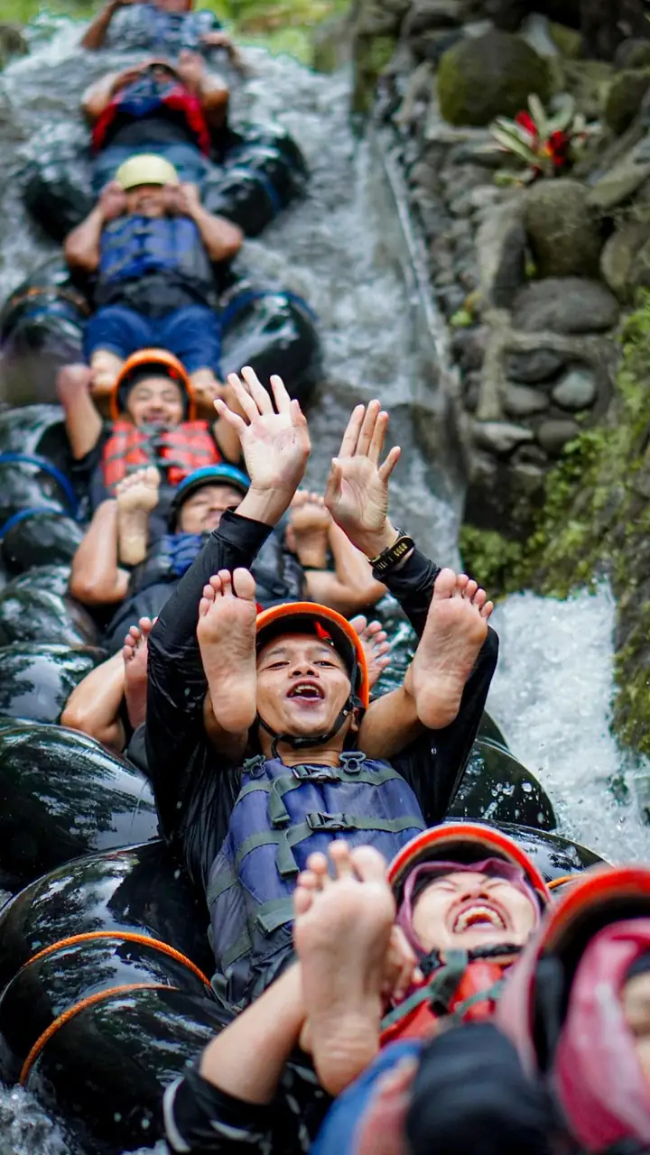 Peserta River Tubing Kemuning bersorak di aliran sungai